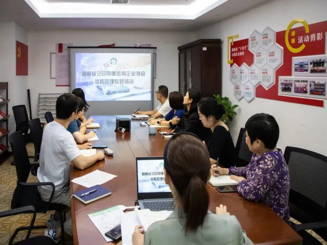 湖南天信興業(yè)會計(jì)師事務(wù)所副總經(jīng)理、注冊會計(jì)師曹明艷受邀為省守合同重信用協(xié)會秘書處授課